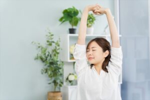 その腰痛は座り方が原因？整体施術と正しい姿勢で辛い痛みを解消する方法